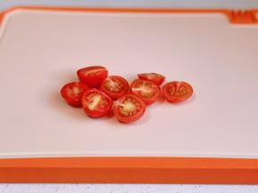 番茄已经对半切。