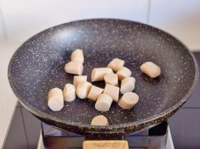 鸡肉肠放入平底锅中，无油煎。