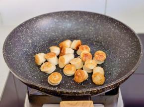 煎至金黄熟透盛出。