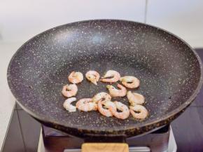 北极虾仁撒黑胡椒煎至。