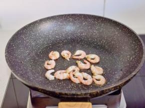 北极虾仁撒黑胡椒煎至。