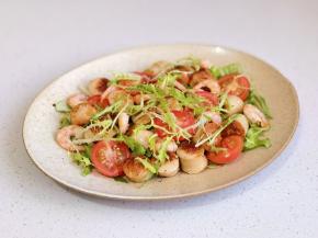 最后撒上苦菊叶。