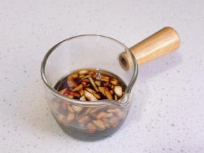 油醋汁：蒜末+生抽+橄榄油+香醋搅拌均匀。