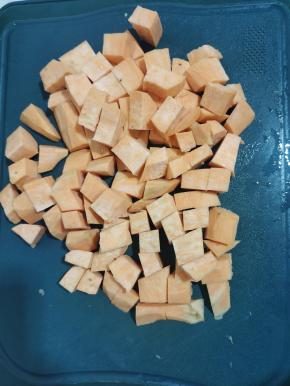 红心红薯削皮洗净。切成小块！