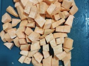 红心红薯削皮洗净。切成小块！