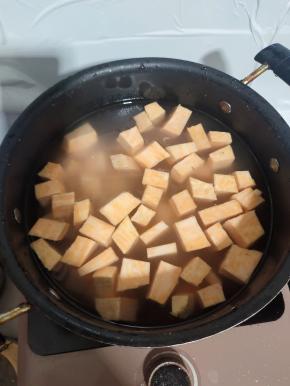 把切好的红薯倒进锅里，加入适量的水！