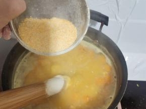 放入一碗苞谷碜！苞谷碜要少量多次的均匀的投放进锅里，边放边搅拌，以免结成疙瘩！
