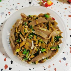 中午吃剩的酸豇豆炒魔芋，拿来吃苞谷碜，真是太香了！