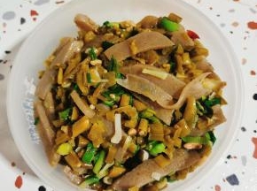 中午吃剩的酸豇豆炒魔芋，拿来吃苞谷碜，真是太香了！