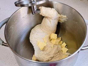 加入室温软化的黄油，揉至不易破的手套膜。