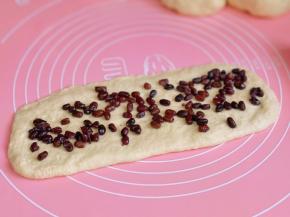 取一块面团擀长舌，撒上蜜豆。