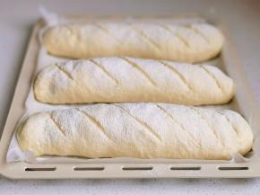 发酵至明显变大，撒干粉割包。