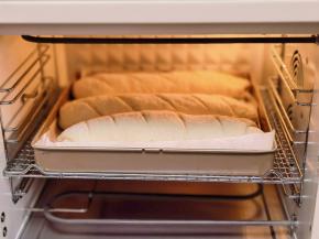 入预热好的烤箱中层。