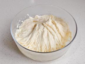 首先波兰种一定提前发酵，食材混合搅拌无干粉，发酵一夜。