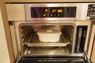 把甜汤放入预热好的蒸箱下层，蒸1小时