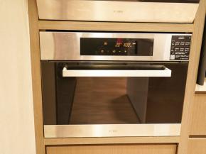 蒸箱里的水壶加入适量清水，以100摄氏度预热