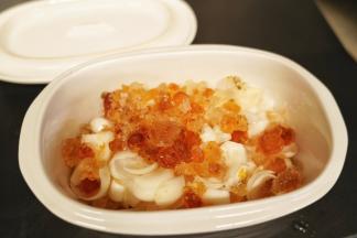 把百合洗净掰瓣放入炖锅里，雪梨去皮切块后放入炖锅里，泡发的桃胶、银耳和黄冰糖一起放入炖锅里