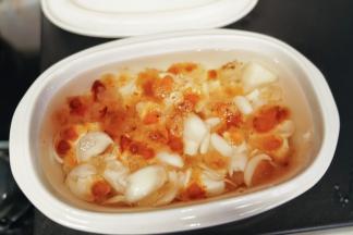 在炖锅里加入适量清水，八九分满这样就好