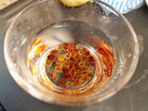 桃胶洗净后提前一晚用清水泡发