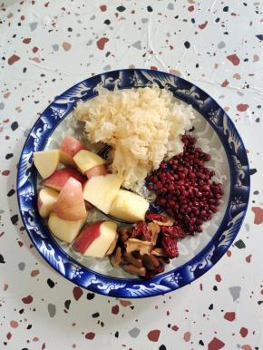 银耳提前用开水泡发，红枣去核，苹果去核切成小块，红豆清洗干净备用！