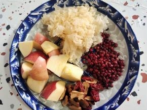银耳提前用开水泡发，红枣去核，苹果去核切成小块，红豆清洗干净备用！