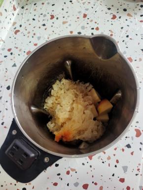 把红豆，红枣，苹果，银耳放进豆浆机里面！