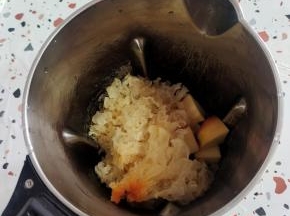 把红豆，红枣，苹果，银耳放进豆浆机里面！