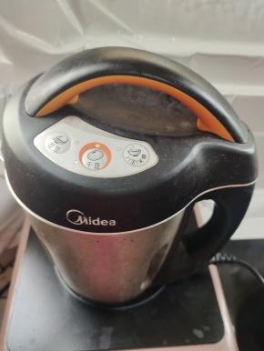 插上电源，按干豆键即可！