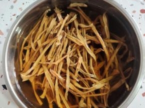 干竹笋提前用开水浸泡半天！