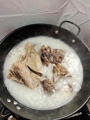 腊骨头剁成小块，冷水下锅，水开后焯水5分钟，去掉腊骨头里面多余的盐味和腊味儿！