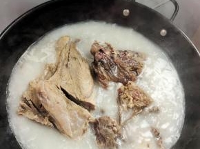 腊骨头剁成小块，冷水下锅，水开后焯水5分钟，去掉腊骨头里面多余的盐味和腊味儿！