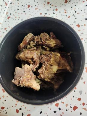 用温水清洗干净，放在电压力锅内胆里！