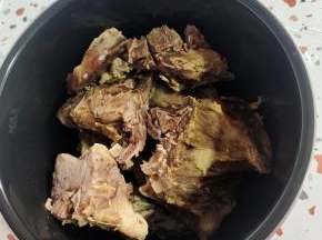 用温水清洗干净，放在电压力锅内胆里！