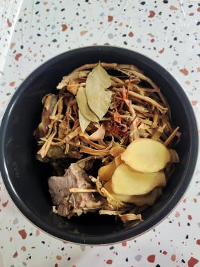 放入泡好的干竹笋，生姜，八角，香叶！