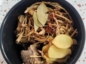 放入泡好的干竹笋，生姜，八角，香叶！