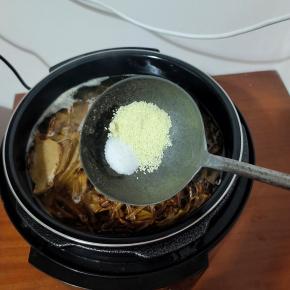 时间到了，等气压阀落下，打开，放入适量盐和鸡精调味！