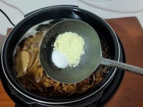 时间到了，等气压阀落下，打开，放入适量盐和鸡精调味！