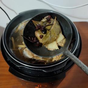 把里面的料渣生姜，八角，香叶捡出来扔掉！