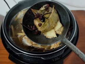 把里面的料渣生姜，八角，香叶捡出来扔掉！