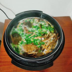 放入适量的蒜苗即可食用！也可以根据自己的喜好，把蒜苗换成葱花！