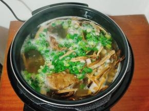 放入适量的蒜苗即可食用！也可以根据自己的喜好，把蒜苗换成葱花！