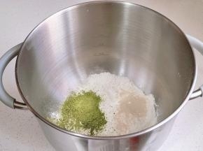 高粉+抹茶粉+盐+酵母粉。