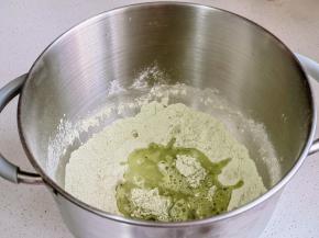 加入清水揉至粗膜。（无需手套膜）