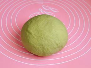 取出面团盖保鲜膜醒10分钟。