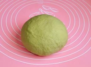 取出面团盖保鲜膜醒10分钟。