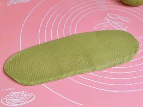 取一块面团擀长舌装卷起来。