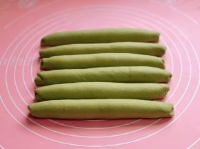 收口捏紧朝下，搓成17cm左右的长条，依次做好。