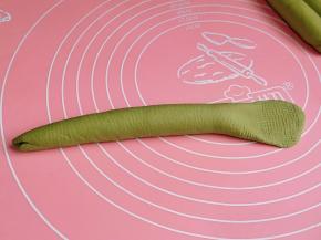 一端用擀面杖擀开。