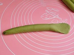 一端用擀面杖擀开。