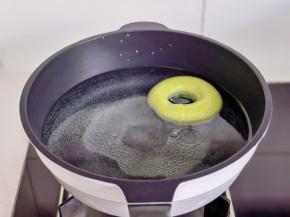 糖+水煮至冒小泡泡，放入发酵好的贝果。